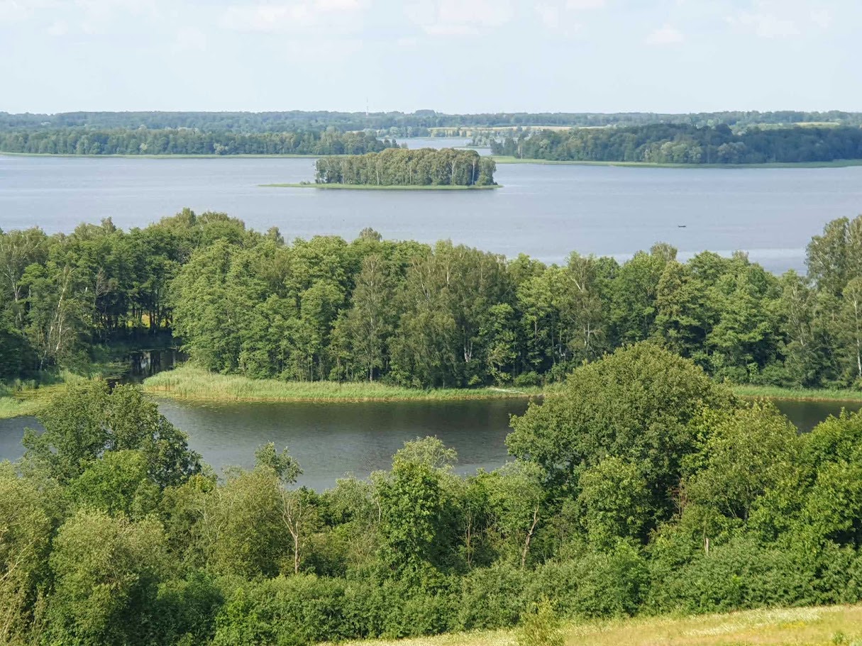 Rubikai järv tundub suvel täiesti asustamata. Meenutab meie Pühajärve oma saarterohkuse ja sip - sopilisusega