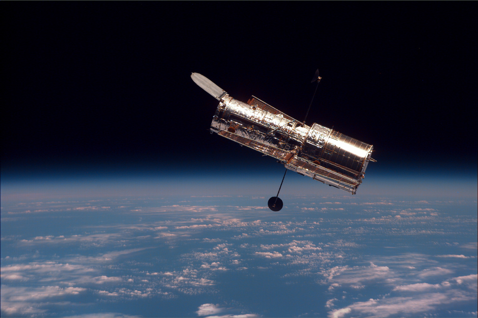 Fotol Hubble'i kosmoseteleskoop (NASA, antwrp.gsfc.nasa.gov/apod/ap021124.html spaceflight.nasa.gov/gallery/images/shuttle/sts-82/html/s82e5937.html, avalik omand, commons.wikimedia.org/w/index.php?curid=118762)