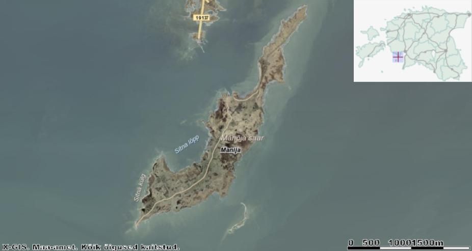 Manilaiu sadam jääb mandril olevast Munalaiu sadamast kõigest 800 m kaugusele. Pildi allääres olev väike saareke on Anõlaid ehk Anilaid. Saare keskosa läbiv külatee viib välja lõunatipus asuva tulepaagi juurde (pildil alumises ääres). Allikas: Maa-ameti Geoportaal