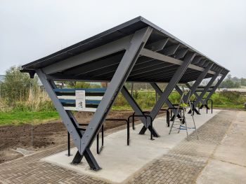 Foto: Ringkasutatud materjalidest ehitatud rattapaviljon Roosi kettagolfi raja ääres / Hendrik Kuusk
