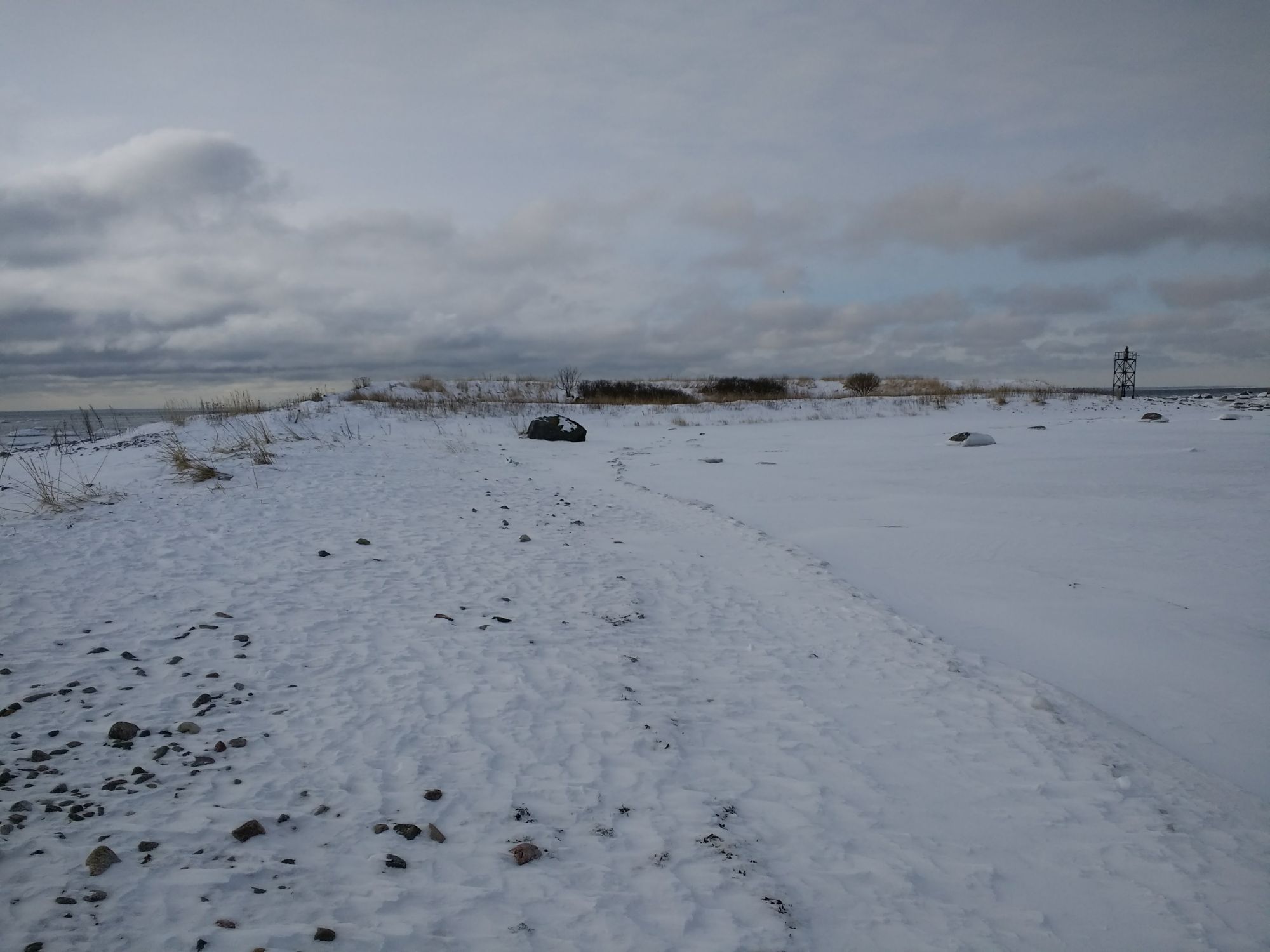 Saare kõrval meres asub päevamärk, millele pääseb talvel mööda jääd ligi. Foto: Kadri Aller