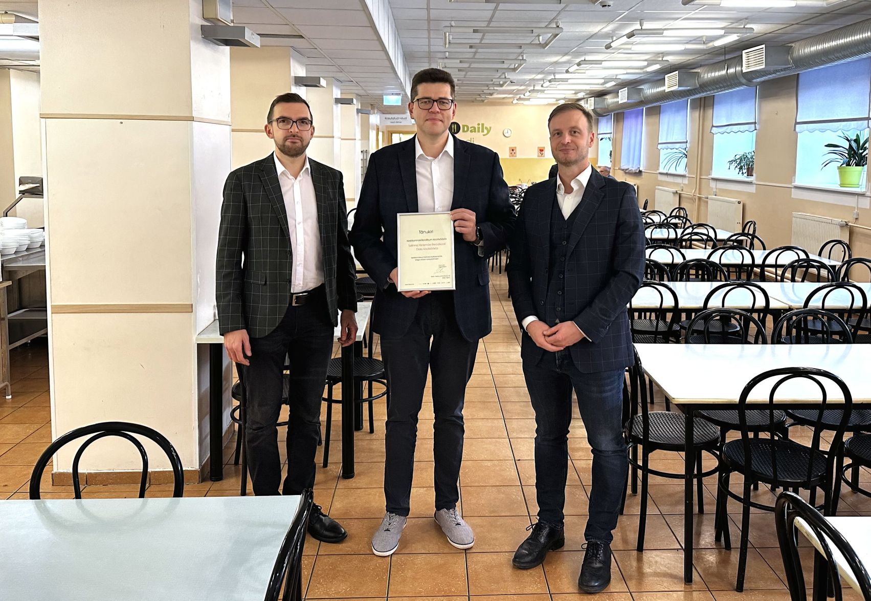 Fotol: Kõige väiksema toidujäätmete kogusega kooli tunnustati diplomi ja kringliga. Tallinna Tõnismäe Reaalkooli direktorile Andrei Kantele (keskel) andsid diplomi üle Baltic Restaurants Estonia tegevjuht Aaro Lode (paremal) ning Kliimaministeeriumi elukeskkonna ja ringmajanduse asekantsler Ivo Jaanisoo (vasakul).