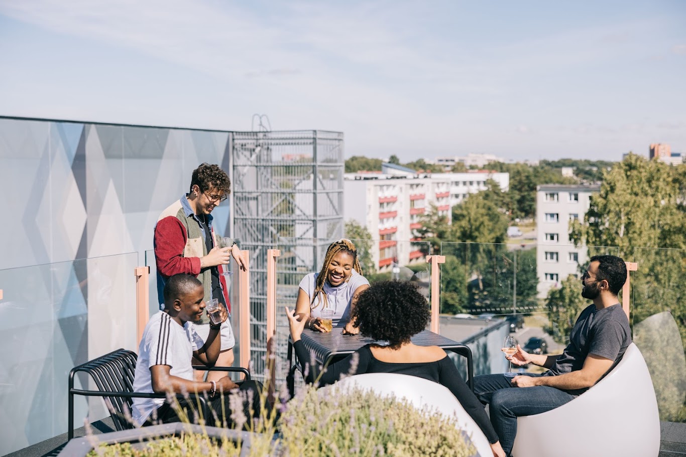 Tallinna uusimas tudengipesas saab kogukonnaaias näpud mullaseks