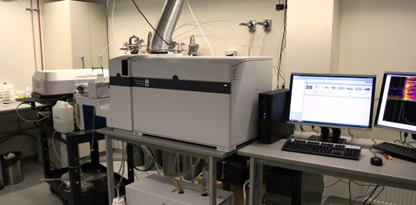 TÜ Geoloogia osakonnas paiknev laser-avlatsiooni induktiivsidestatud plasma massspektromeeter (LA-MCI- MS), millega mõõdeti kalade kuulmeluude jägelementide sisaldusi