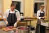 Tuntud kokk Ants Uustalu õpetab mahetoidu päeval Rosma koolis õpilasi mahesööki valmistama